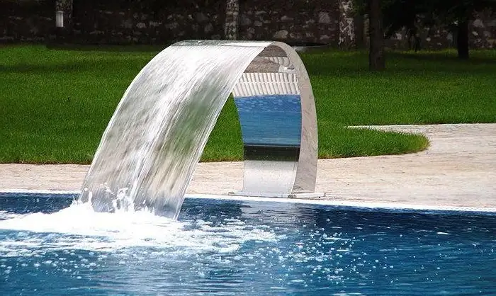 Декоративный водопад в композитном бассейне