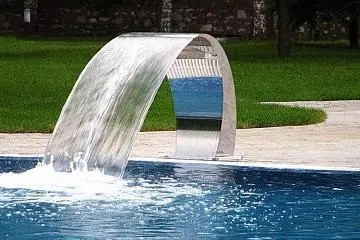 Декоративний водоспад у композитному басейні